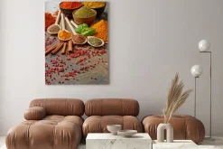 Obraz: Różnorodność przypraw na stole w kuchni