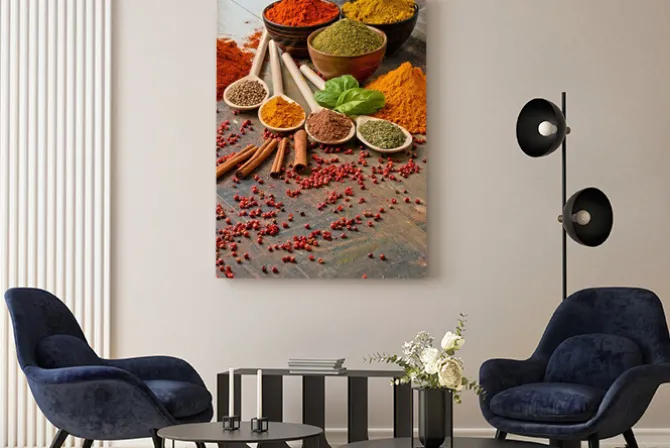 Obraz: Różnorodność przypraw na stole w kuchni