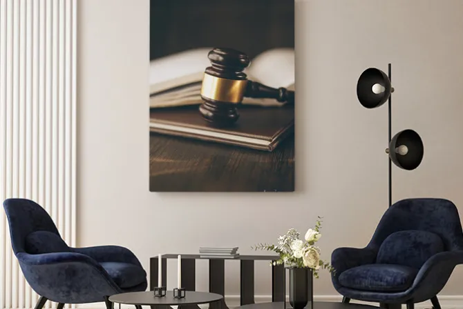 Obraz: Sędzia młotek i książka prawna na drewnianym stole, pojęcie sprawiedliwości