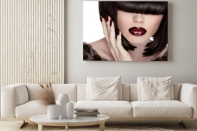 Obraz: Seksowne usta. manicure i makijaż. szminka. fashion girl. fringe.