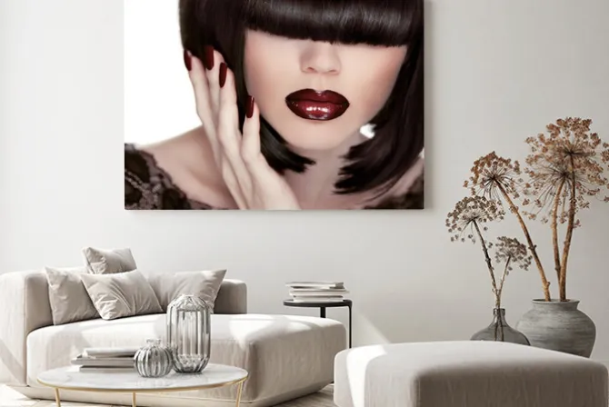 Obraz: Seksowne usta. manicure i makijaż. szminka. fashion girl. fringe.