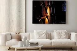 Obraz: Stare dębowe beczki w winnicy