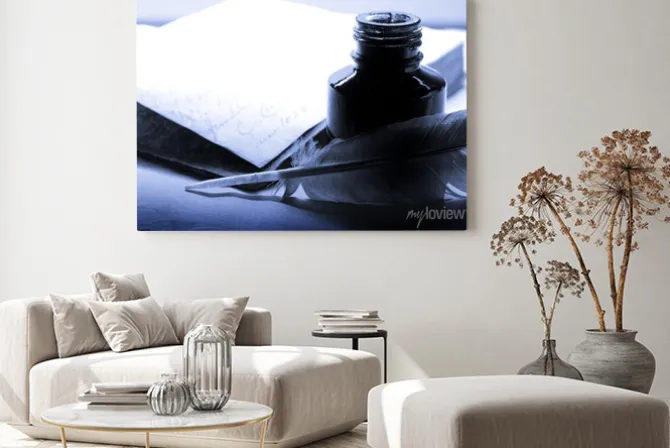 Obraz: Stare książki z piór i inkpot w kolorze niebieskim