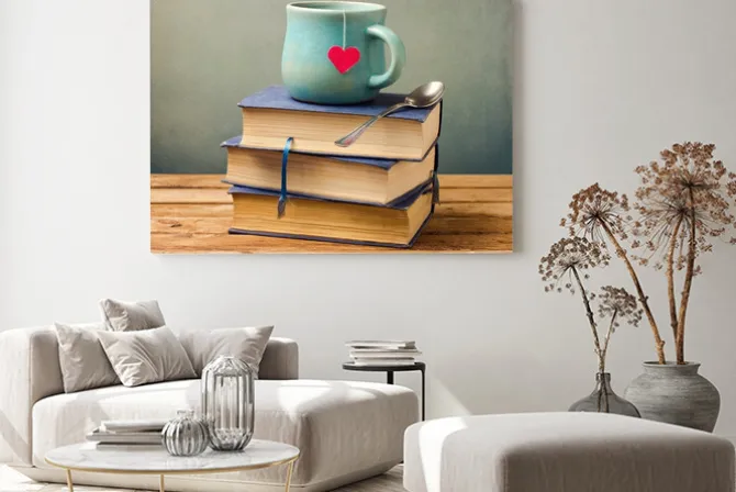 Obraz: Starych zabytkowych książek i puchar w kształcie serca na drewnianym