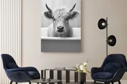 Obraz: Surrealistyczny portret biała krowa w wannie