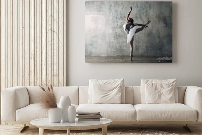 Obraz: Tańcząca baletnica na szarym tle