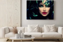 Obraz: Twarz kobiety w zielonym makijażu w otoczeniu piór