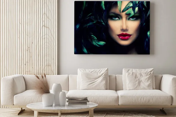 Obraz: Twarz kobiety w zielonym makijażu w otoczeniu piór