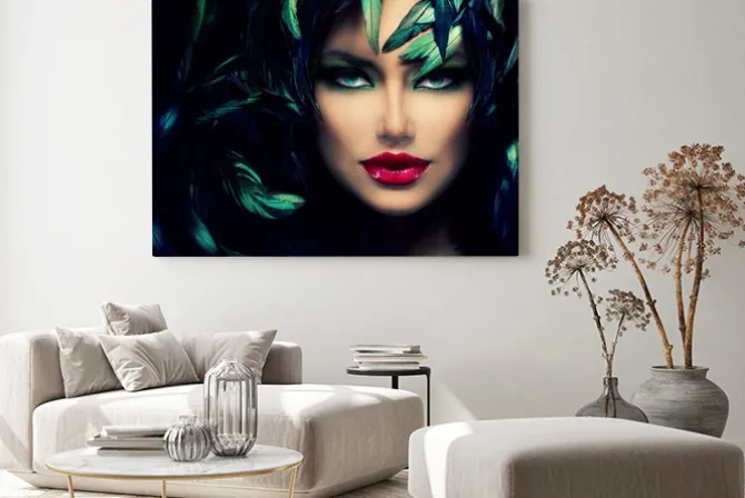 Obraz: Twarz kobiety w zielonym makijażu w otoczeniu piór