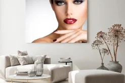 Obraz: Twarz kobiety z pięknym ciemnym gwoździ i seksowne czerwone usta