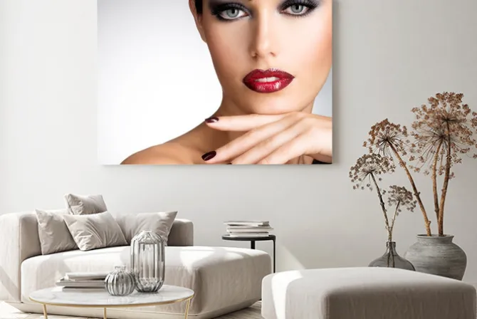Obraz: Twarz kobiety z pięknym ciemnym gwoździ i seksowne czerwone usta
