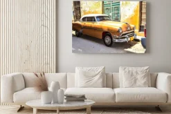Obraz: Żółty klasyczny samochód przy kamienicy na kubie