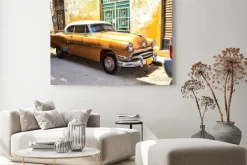 Obraz: Żółty klasyczny samochód przy kamienicy na kubie