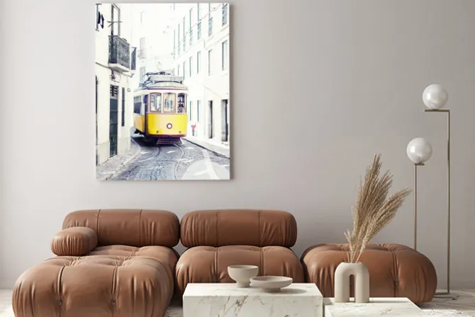 Obraz: Żółty starożytny tramwaj na ulicach lizbony w portugalii