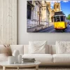 Obraz: Żółty tramwaj na tle katedry w lizbonie