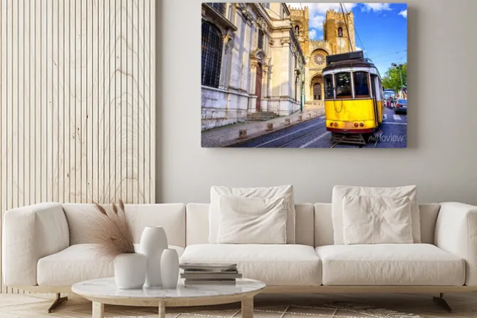 Obraz: Żółty tramwaj na tle katedry w lizbonie