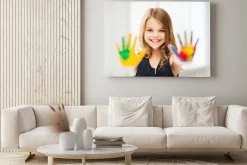 Obraz: Uśmiechnięta dziewczyna pokazując malowane ręce