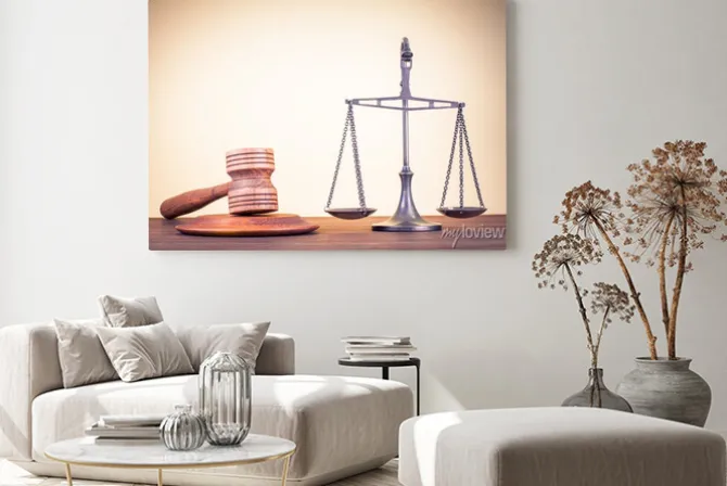 Obraz: Wagi prawa, sędzia młotek na stole. symbol sprawiedliwości