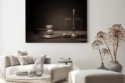 Obraz: Wagi prawa, sędzia młotek na stole. symbol sprawiedliwości