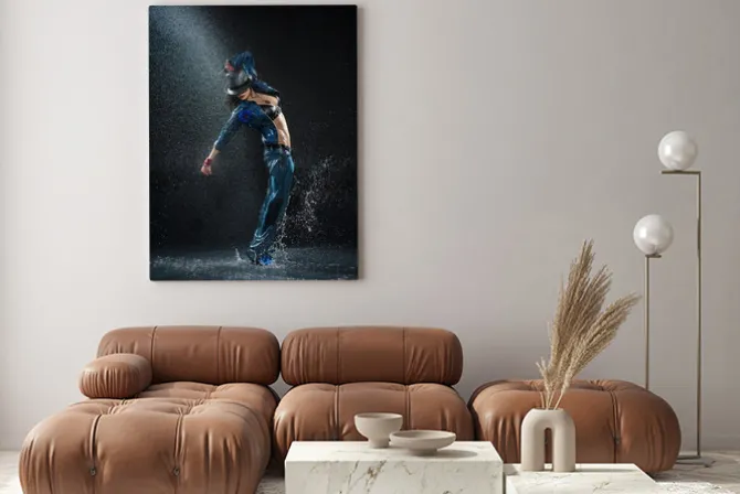 Obraz: Wet kobieta taniec. pod waterdrops. studio photo