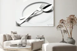 Obraz: Widelec i łyżka na białym talerzu