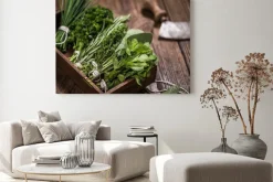 Obraz: Świeże zioła aromatyczne na kuchennym stole