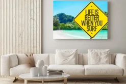 Obraz: Życie jest lepsze, gdy surfujesz znak z plaży w tle