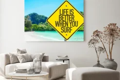 Obraz: Życie jest lepsze, gdy surfujesz znak z plaży w tle