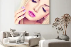 Obraz: Zbliżenie na twarz blondynki z różowym makijażem