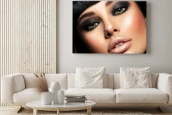 Obraz: Zbliżenie twarzy modelki z czarnym makijażem