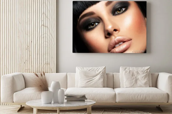 Obraz: Zbliżenie twarzy modelki z czarnym makijażem