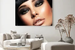 Obraz: Zbliżenie twarzy modelki z czarnym makijażem