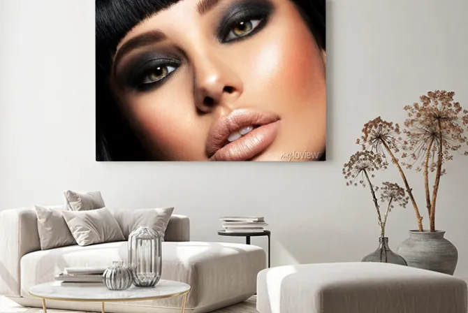 Obraz: Zbliżenie twarzy modelki z czarnym makijażem