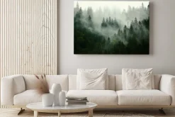 Obraz: Zielone drzewa iglaste pokryte mgłą