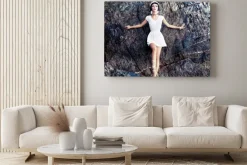 Obraz: Zmysłowa dziewczyna na skałach