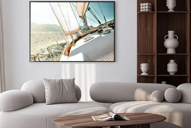 Plakat: Żaglówka na morzu z górskim pejzażem