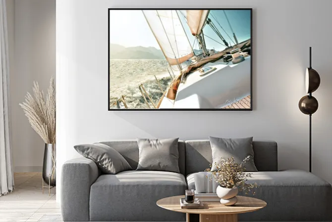 Plakat: Żaglówka na morzu z górskim pejzażem