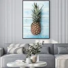 Plakat: Ananas na niebieskim drewnianym tle