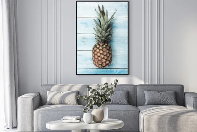 Plakat: Ananas na niebieskim drewnianym tle
