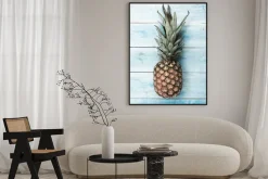 Plakat: Ananas na niebieskim drewnianym tle
