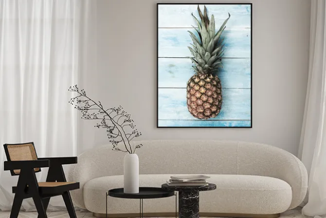 Plakat: Ananas na niebieskim drewnianym tle