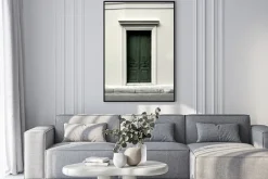 Plakat: Architektura kamienicy z zielonymi drzwiami klasyczny styl