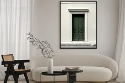 Plakat: Architektura kamienicy z zielonymi drzwiami klasyczny styl