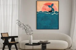 Plakat: Artystyczna ilustracja z wielorybem na tle słońca