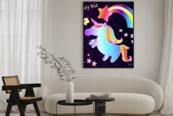 Plakat: Bajka - ładny neon jednorożec i tęcza z serca i gwiazdy na ciemnym