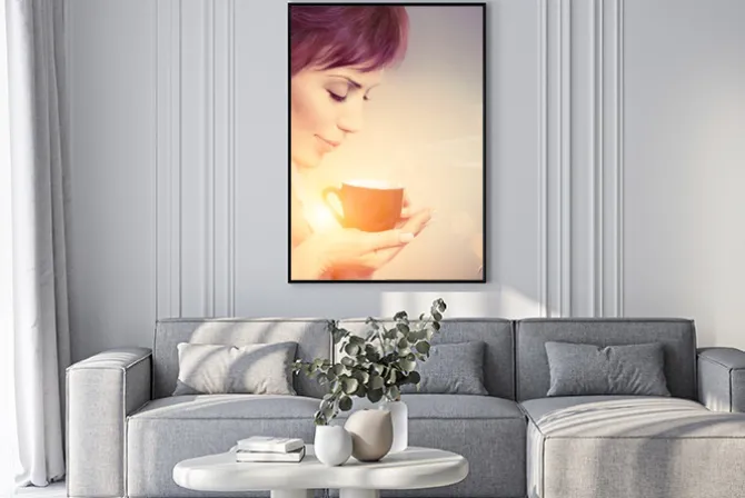 Plakat: Beautiful girl korzystających z kawy. kobieta z filiżanka gorącego