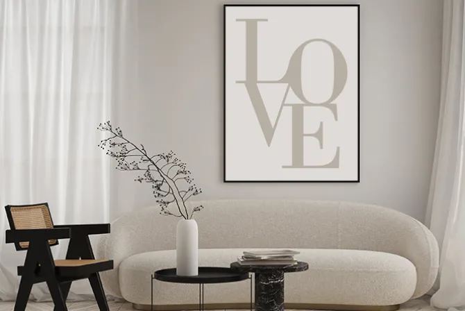 Plakat: Beżowy napis love w minimalistycznym stylu