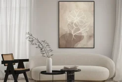 Plakat: Biały line art kwiat na abstrakcyjnym beżowym tle