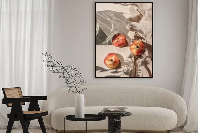 Plakat: Brzoskwinie w naturalnym świetle na lnianym tle