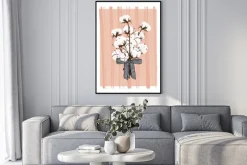 Plakat: Bukiet białych kwiatów na paskowanym tle